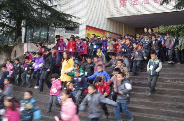 一小学发生踩踏事故致2死20余伤 因厕所倒塌引起恐慌