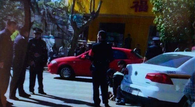 昆明街头惊现精神异常男子持斧随意砍人 致3人受伤