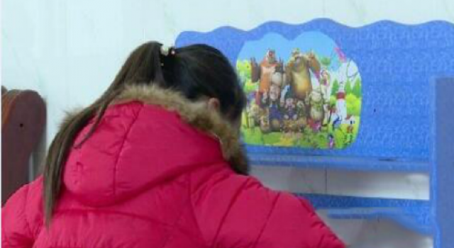 猥琐小学校长脱女学生裤子拍照卖钱 骗称传授法术