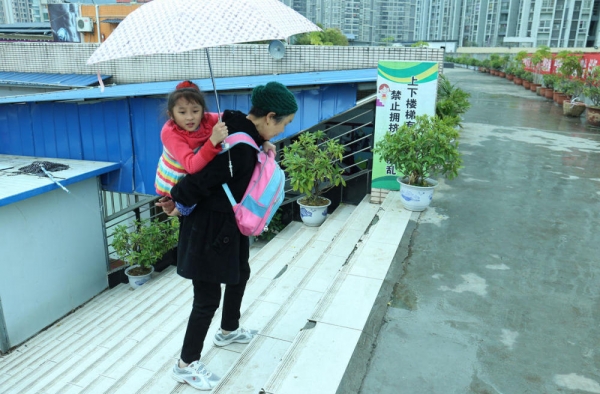 人间自有真情在 婆婆收养的瓷娃娃考了第一