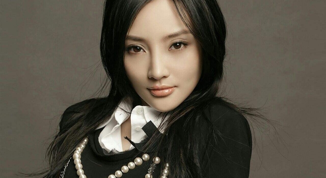 李小璐双眼皮变窄妆容化淡 网友：太好看