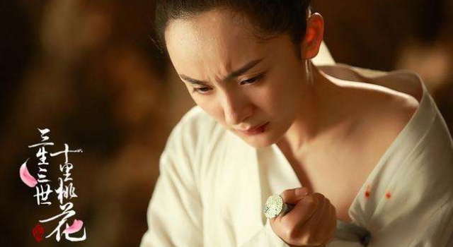 杨幂半露香肩性感迷人 发际线又抢镜