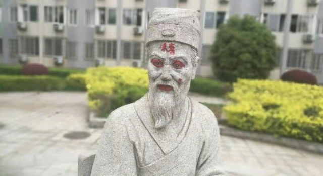 湖南大学古人雕像继晒被后又遭涂鸦 惨不忍睹！