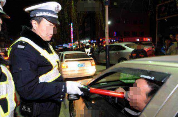 女子和交警斗智斗勇 为保护涉嫌酒驾男子紧抱交警大腿