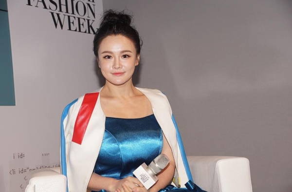 冉莹颖参加上海时装周 丸子头少女感十足