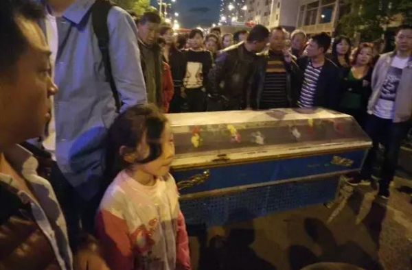 10岁男孩因父亲禁止看电视 跳下20层高楼当场死亡