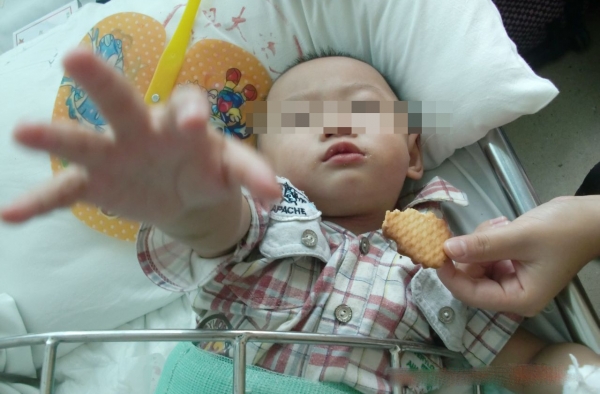 小孩被车碾压后没事？一岁多女童被碾2次安然无恙