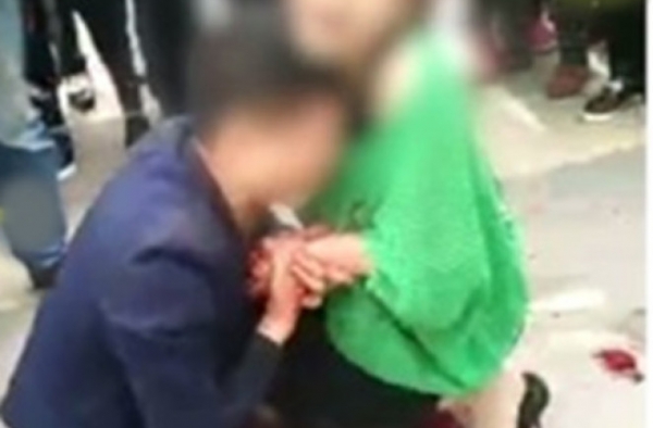 妻子闹离婚 丈夫当街切腹以死相逼求得妻子原谅