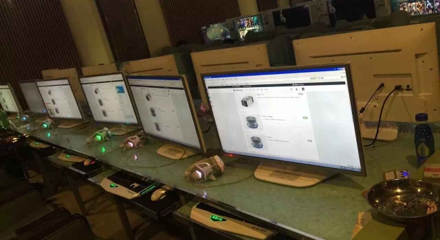 震惊！猥琐男网吧解开裤子公开自慰 画面不可描述
