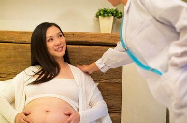 惊呆了！医生将胎儿塞回子宫保住性命