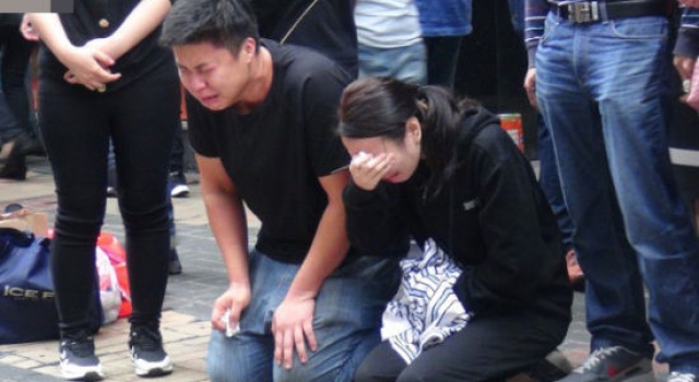 父亲在儿子身后被撞身亡 1米间距竟成阴阳两隔