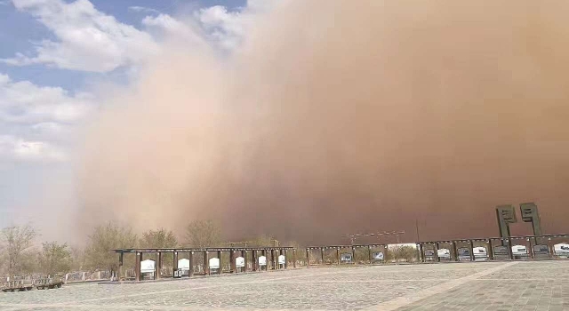 百米沙墙席卷而来 内蒙古遭遇2017年第一场沙尘暴天气