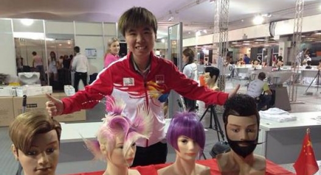 23岁姑娘剪发剪成副教授 她是怎么办到的？