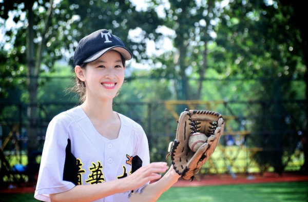奶茶妹妹章泽天晒出游照秀恩爱 刘强东女儿照片曝光