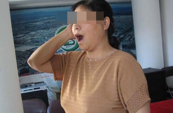 女子唱歌太难听遭邻居殴打 上来两巴掌就将其掀翻在地