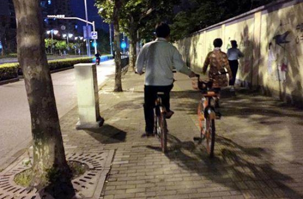 共享单车红包猎人出动 骑一辆推一辆一晚上能赚百元？