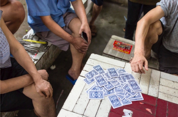 老人玩牌赌1元被拘2天引舆论 这大赌小赌怎么区分？