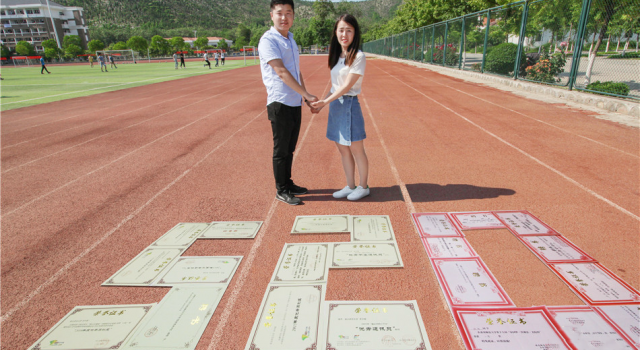 学霸情侣520晒证书秀恩爱 网友：差个结婚证