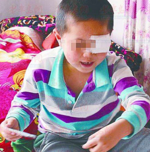 男童幼儿园午睡醒来左眼失明 家长得知情绪崩溃