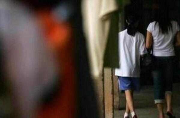 校长量体温摸女生 还发小黄图自称是“关爱的拍打”