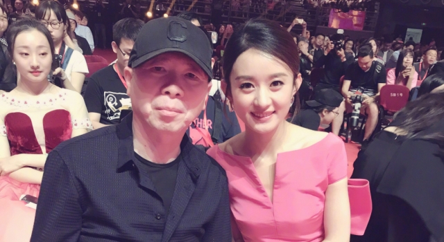 赵丽颖和冯小刚什么关系 两人亲密合影笑容满面