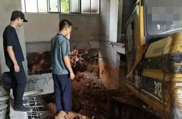 挖掘机开进楼挖大坑 惊动当地政府多部门