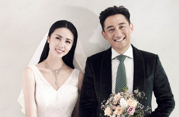 黄磊小儿子满月一家人游玩迪士尼 孙莉身材纤犹如当年