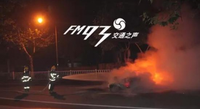 百万保时捷敞篷跑车爆燃 烧钱都没这么快！