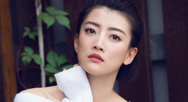 卫莱白衣写真清纯亮相 露香肩小蛮腰大秀性感