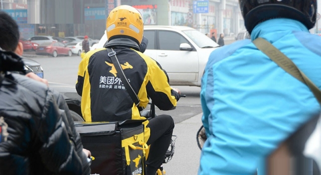 外卖小哥被泼一头粥 竟找到肇事者做了这样一件事……