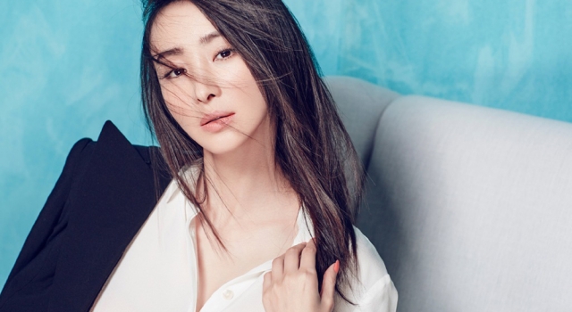 演员林静西装写真霸气侧漏 老戏骨诠释知性职场达人