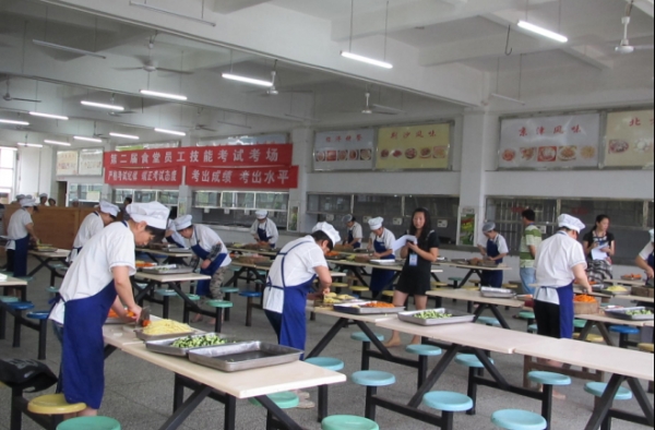 中学被曝分男女食堂 校方否认此举为防止学生早恋