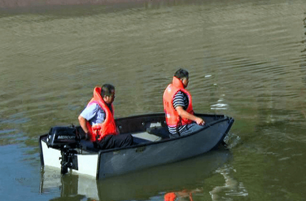 老汉溺亡打捞队挟尸要价2.5万 6小伙无偿帮忙打捞