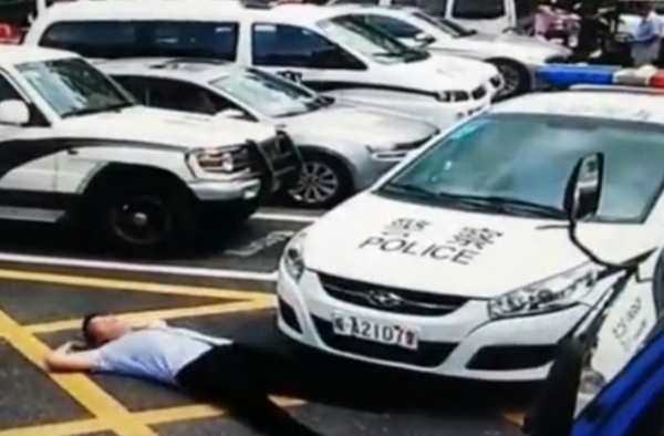 男子碰瓷碰到警察头上 警察下车立刻起身