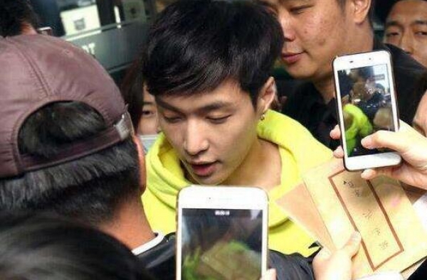 张艺兴被粉丝围堵不慎摔倒 被扶起后提醒粉丝注意安全