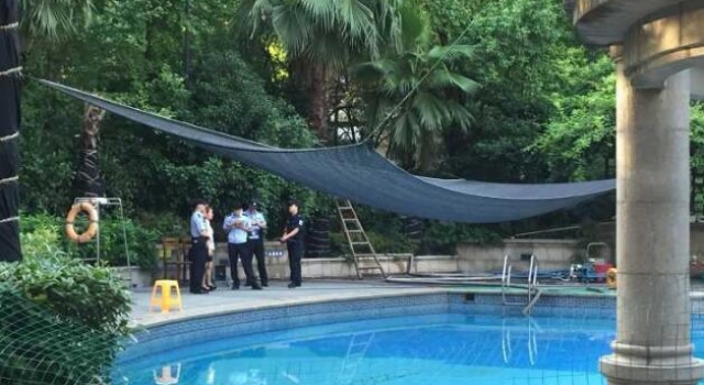 小区游泳池竟然漏电 女孩当场被电晕救生员直不起腰