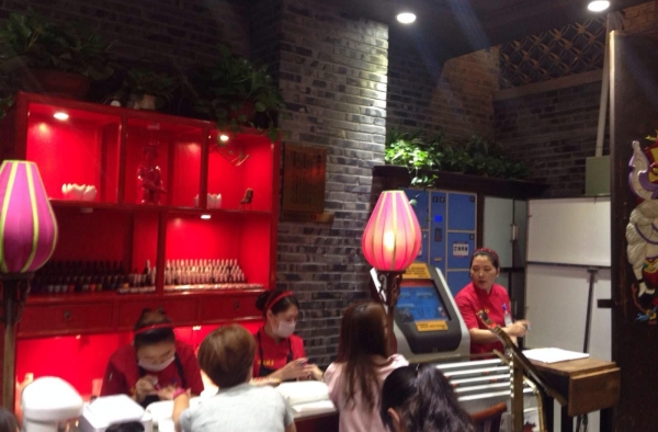 海底捞黑幕曝光后仍有客人登门 店家发优惠卡致歉