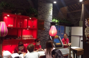 海底捞黑幕曝光后仍有客人登门 店家发优惠卡致歉