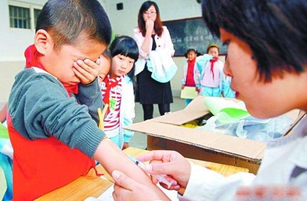 男童抽出蓝紫色血怎么回事？难道他是传说中的蓝血人？