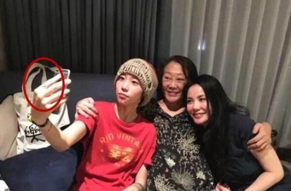 王菲女儿七夕晒男性照 打破同性恋传言