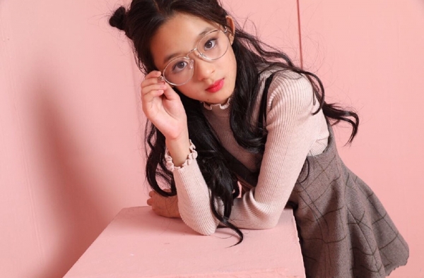 气质童星黄杨钿甜曝甜美写真 卷发清新可爱