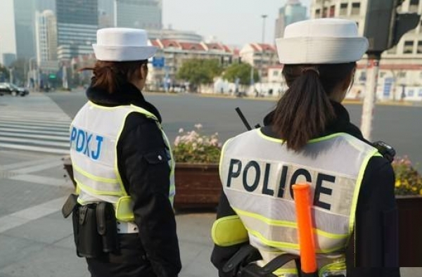 女辅警打公交司机怎么回事？网友：说好的警民一家亲呢