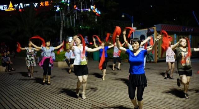 大妈高速跳广场舞 这心大程度妥妥地NO.1