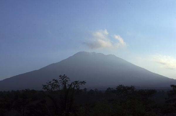 印尼巴厘岛火山爆发在即 为保安全三万村民有序撤离