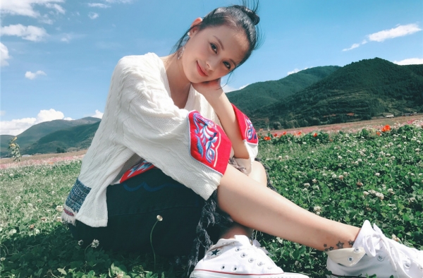 王力可秋日明媚写真曝光 清新甜美动人心魄