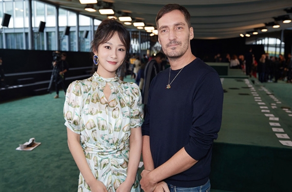杨紫巴黎头排看秀 法式chic风写真曝光