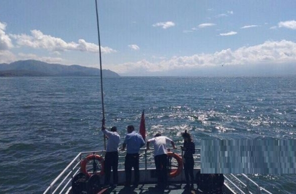 游客欲跳海求机怎么回事？网友：再贵的手机也没命重要