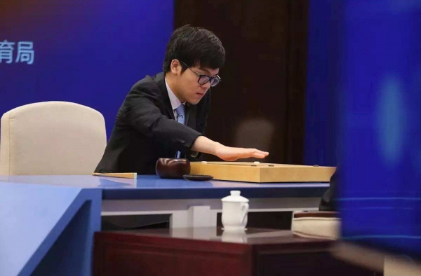 星锐战柯洁夺冠 五盘执黑调侃要让后辈知道自己的厉害