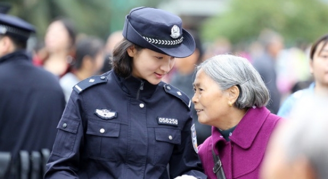 女警朋友圈走红 网友：看完我都想变成女警小姐姐了