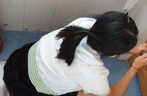 六旬老人女厕偷拍当场被抓 女性应当维护自己的权益
